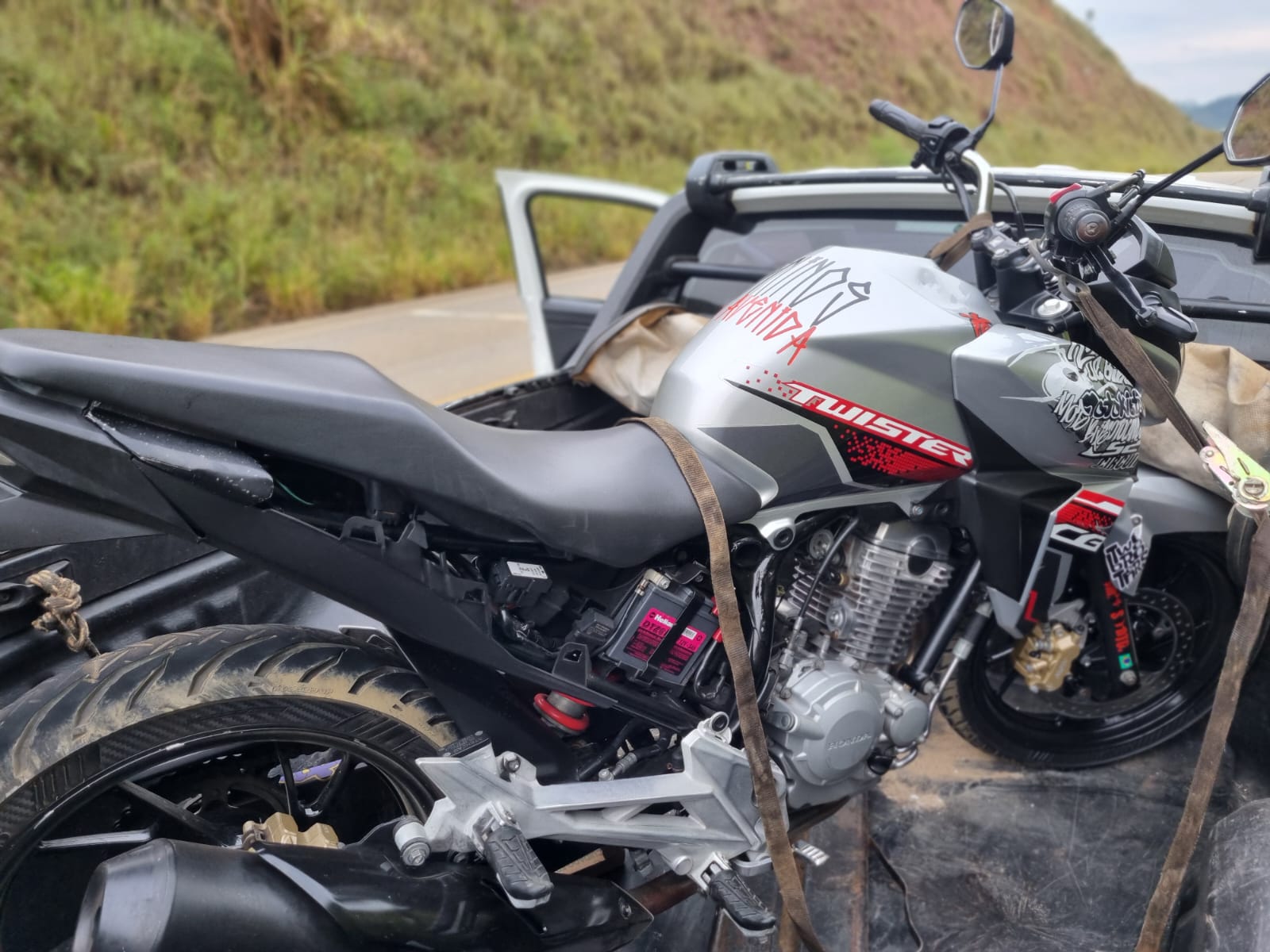 Polícia Militar de Meio Ambiente apreende motocicleta que fazia manobra perigosa no Bairro da Glória